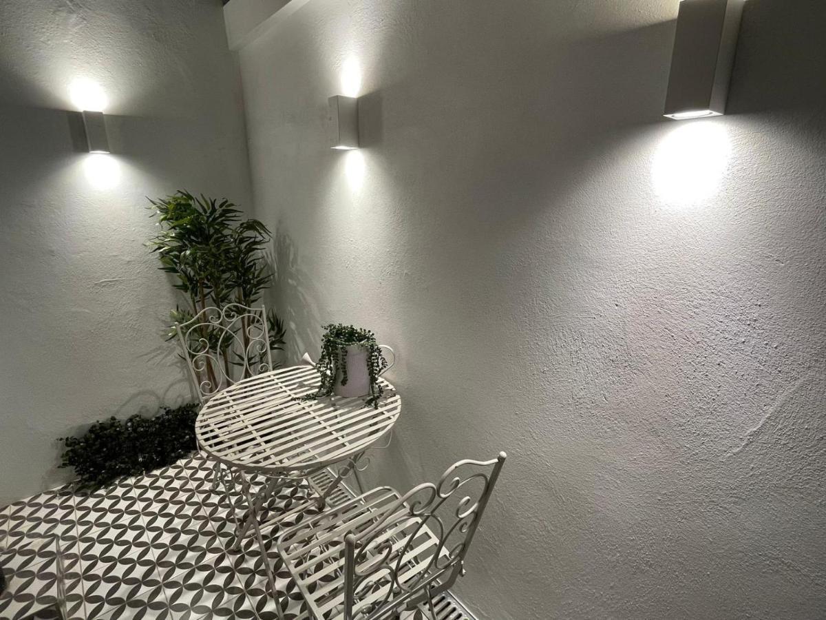 Central Apartment - With Patio And Sofa Bed! Челтнъм Екстериор снимка