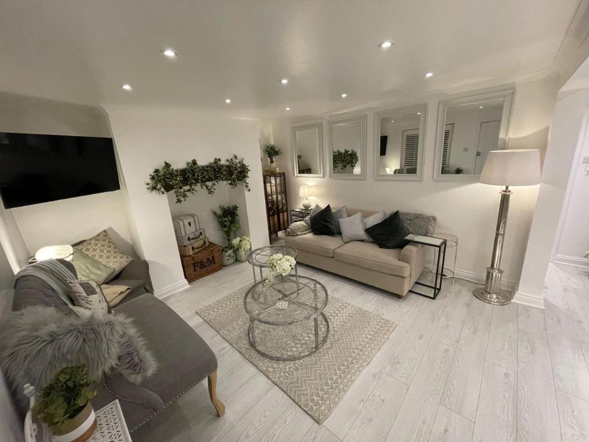 Central Apartment - With Patio And Sofa Bed! Челтнъм Екстериор снимка